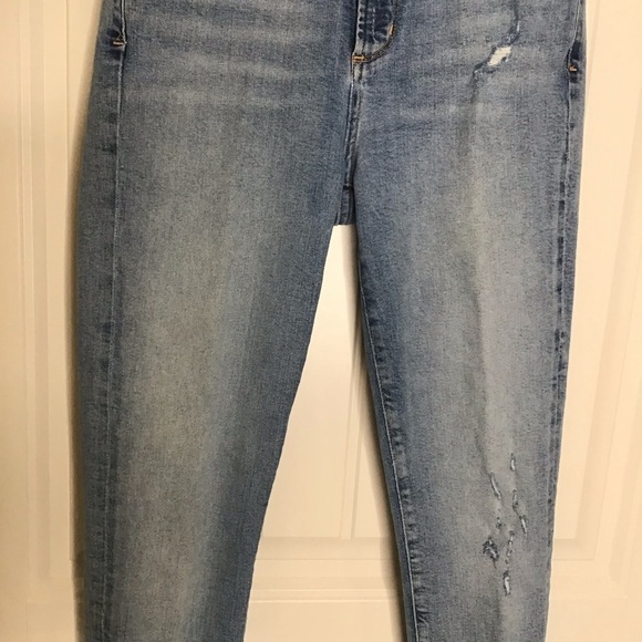 AGOLDE Sophie Crop Jeans with Chewed Hem and Waistband. - Picture 11 of 15